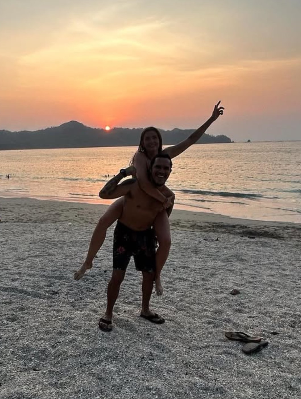 Antonio y Bethany en la playa al atardecer