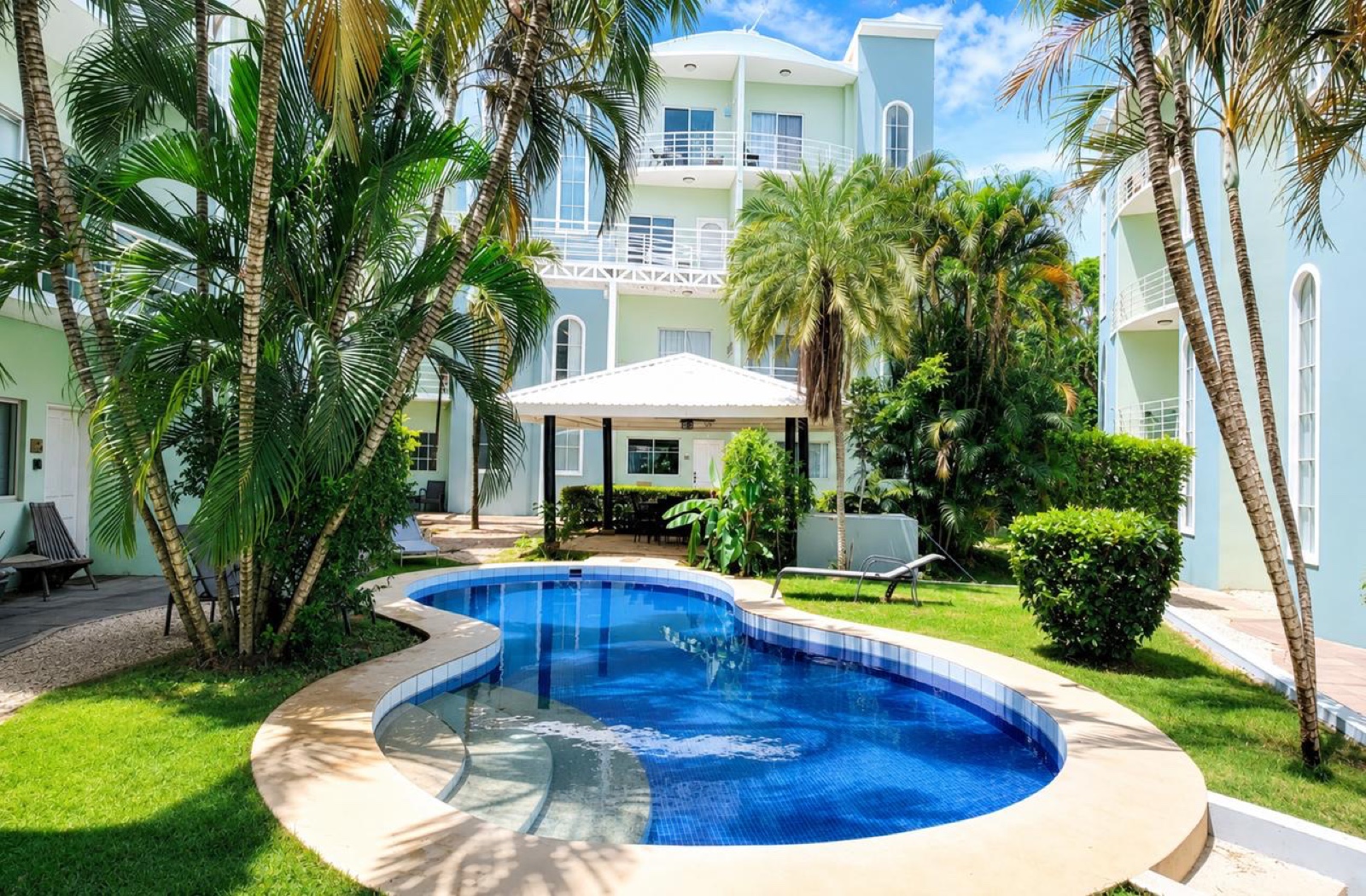 Piscina compartida y edificios Villa Verde