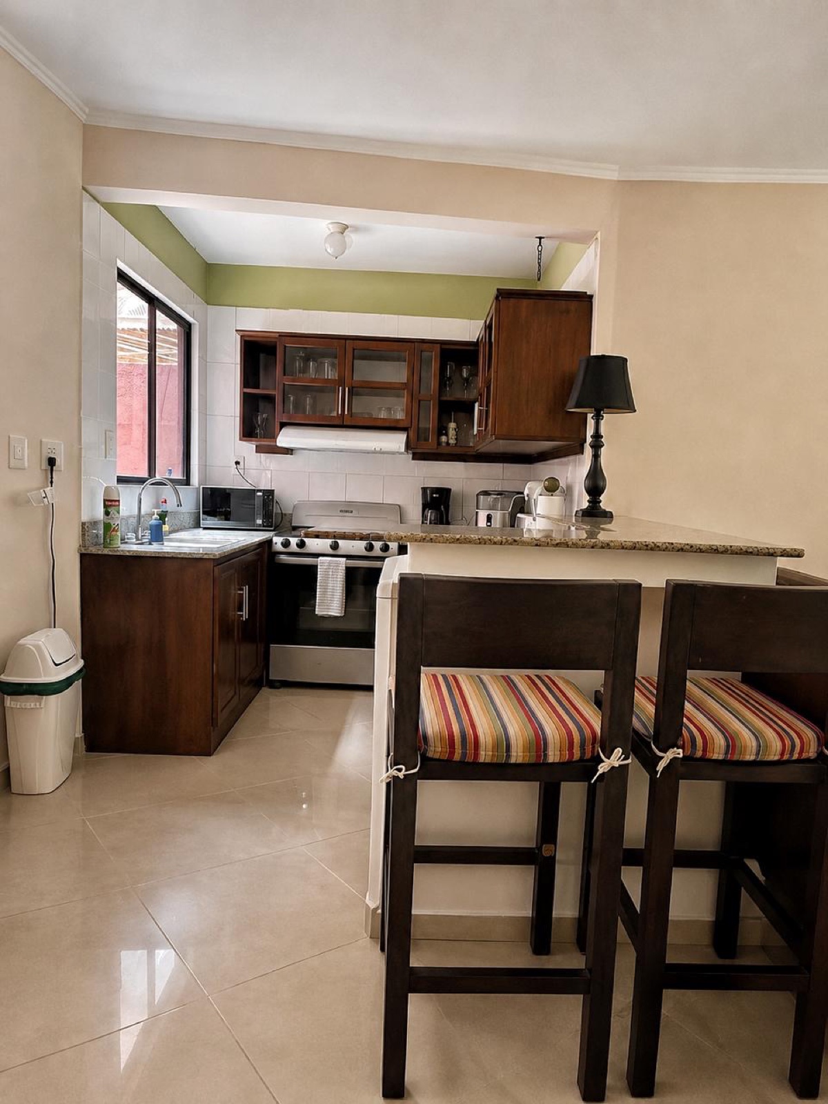 Kitchen & breakfast bar